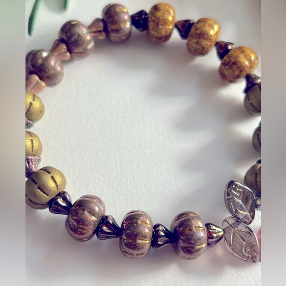 NWOT bracelet Pumpkins & Autumn Leaves rose Czech Glass, charms, stretch Osfm - Picture 6 of 9